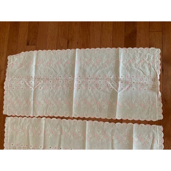 Vintage Embroidered Floral Lace Table Runner Set - White & Pink - 30" x 13" - Picture 5 of 11